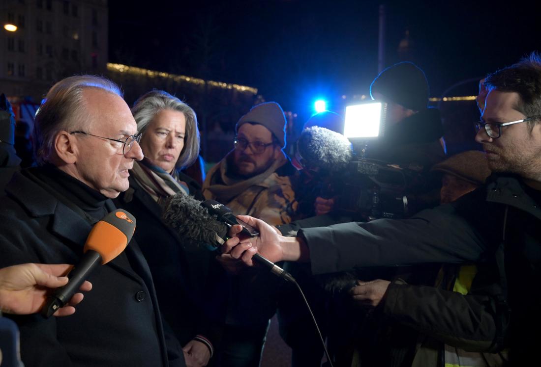 Reiner Haseloff (l, CDU), Ministerpräsident von Sachsen-Anhalt, und Innenministerin Tamara Zieschang geben ein Statement ab zu dem Anschlag auf den Weihnachtsmarkt in Magdeburg. 