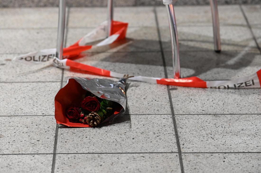 Blumen liegen in der Nähe des Tatorts in Magdeburg, nachdem ein Täter mit einem Auto auf einem Weihnachtsmarkt in eine Menschenmenge gefahren ist.