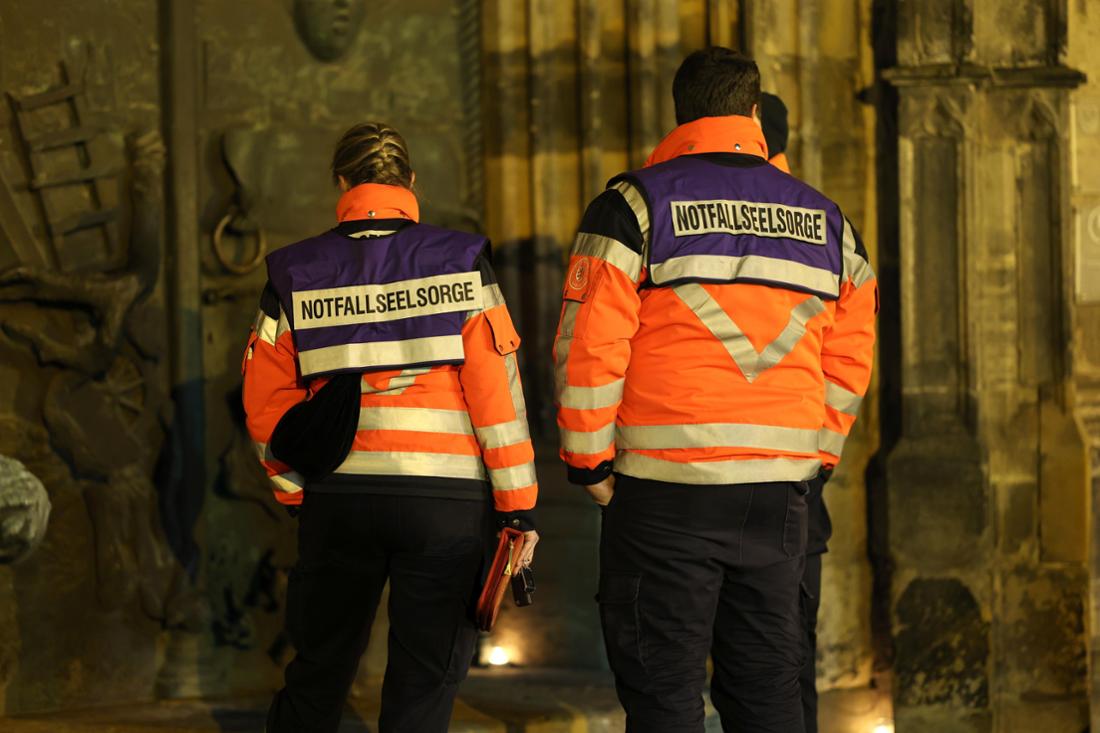 Notfallseelsorger stehen nach dem Anschlag an der Johanniskirche in Magdeburg. Auf dem Weihnachtsmarkt in Magdeburg ist ein Autofahrer in eine Menschengruppe gefahren.