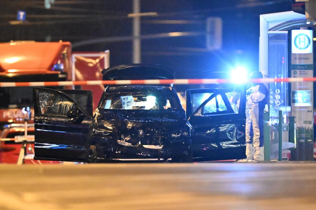 Nach dem Anschlag von Magdeburg arbeitet die Spurensicherung an dem Auto, mit dem der Tatverdächtige in eine Menschenmenge auf dem Weihnachtsmarkt gefahren sein soll. 