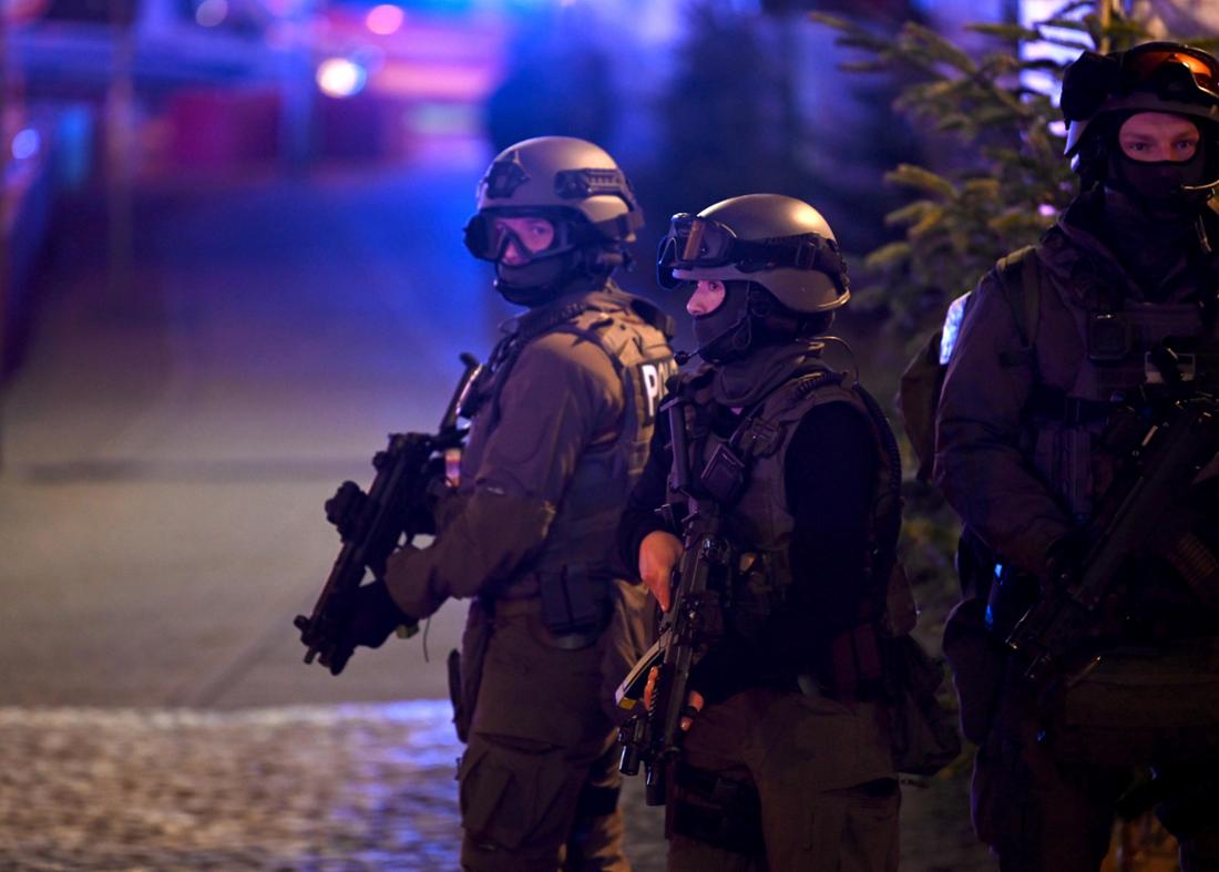 Sondereinsatzkräfte der Polizei im Einsatz auf dem Weihnachtsmarkt in Magdeburg, nachdem sich ein tödlicher Anschlag ereignet hatte.