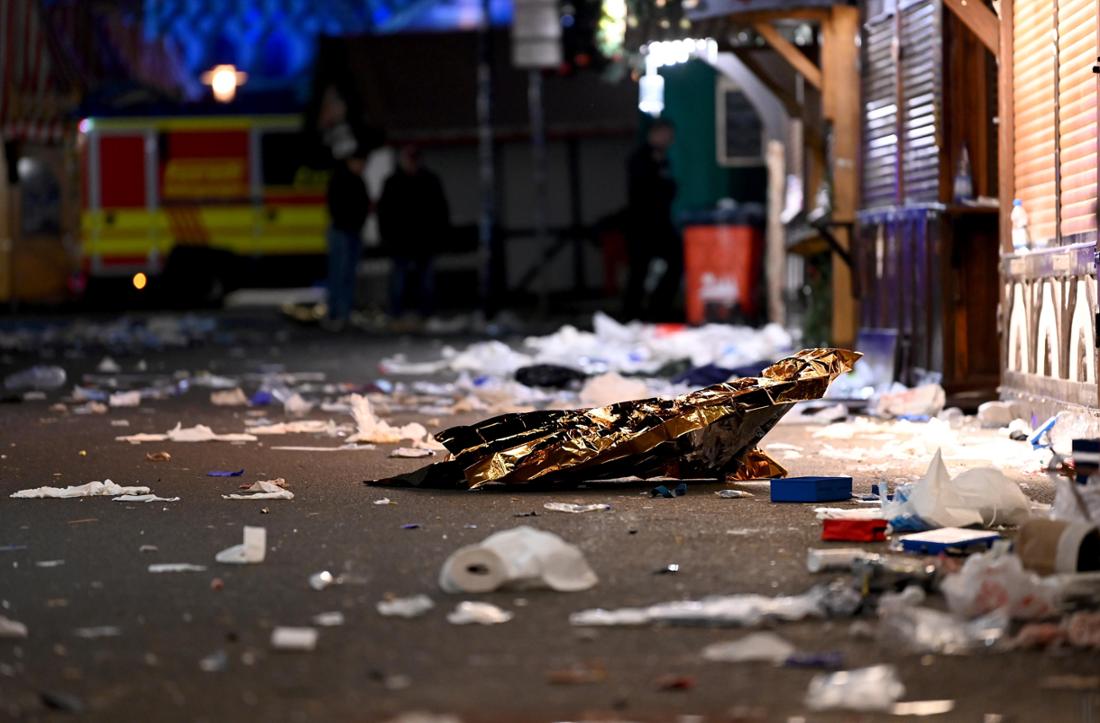 Ein Blick auf den Tatort mit Rettungsdecken auf dem Weihnachtsmarkt in Magdeburg, nachdem ein Mann mit einem Auto in eine Menschenmenge gefahren war.