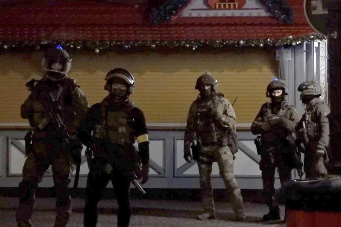 Standbild von einem Video zeigt Sondereinsatzkräfte der Polizei im Einsatz auf dem Weihnachtsmarkt in Magdeburg, nachdem ein Anschlag verübt worden war.