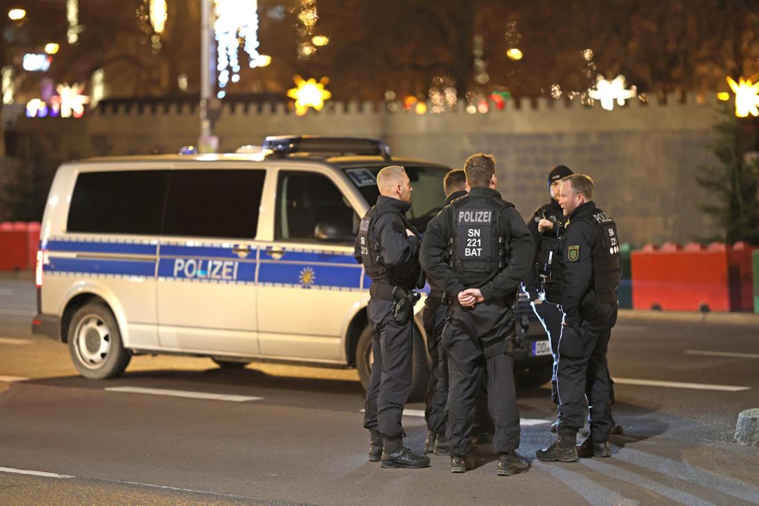 Einsatzkräfte der Polizei besprechen sich nach dem Anschlag auf dem Weihnachtsmarkt in Magdeburg.