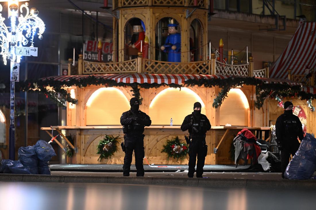 Beamte der Polizei sichern den Weihnachtsmarkt in Magdeburg, nachdem es bei einem Anschlag Tote und Verletzte gab.