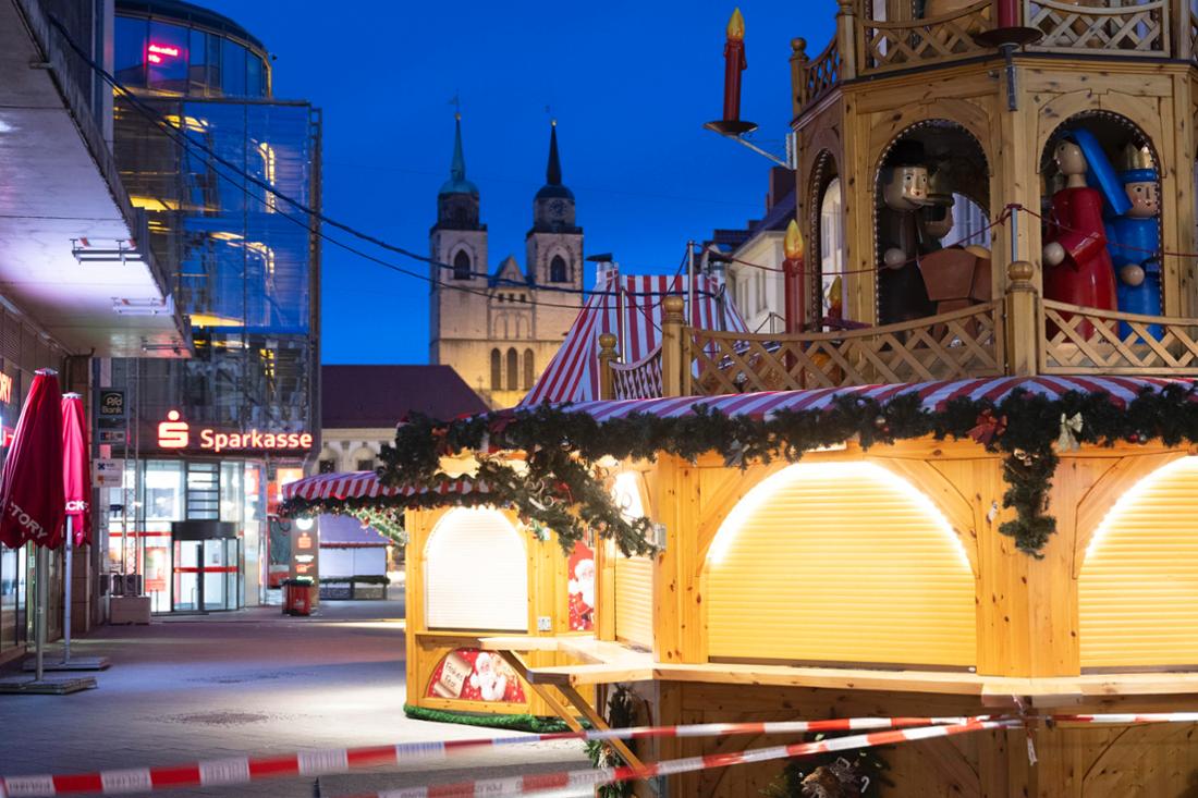 Ein Absperrband der Polizei hängt vor dem Eingang zum Weihnachtsmarkt in Magdeburg. Bei einem Anschlag am Freitagabend wurden mindestens zwei Menschen getötet und zahlreiche weitere verletzt.