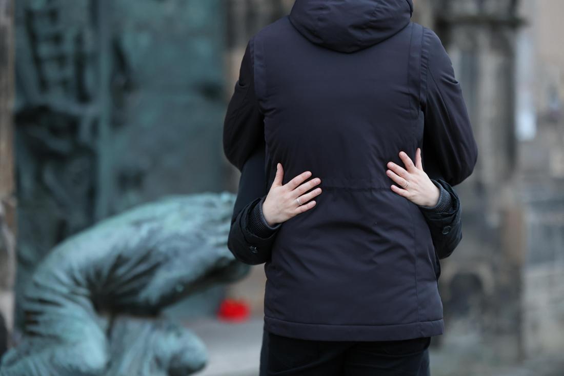 Menschen trauern vor der Johanniskirche um die Opfer des Anschlags auf den Weihnachtsmarkt in Magdeburg.