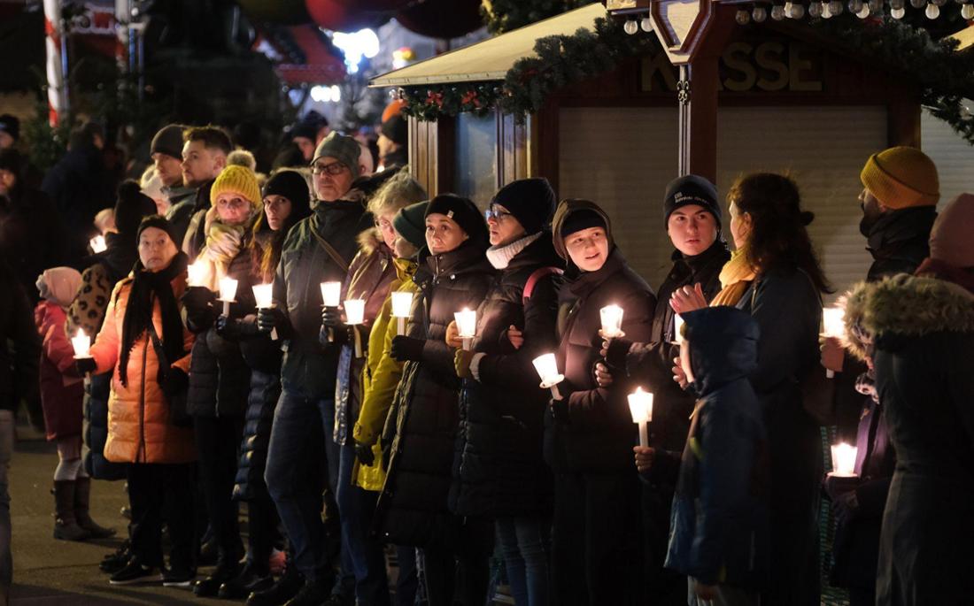 Hunderte bei Menschenkette gegen rechte Vereinnahmung