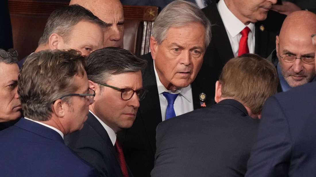 Der Republikaner Mike Johnson (Mitte) wurde denkbar knapp als Speaker des Repräsentantenhauses wiedergewählt. 