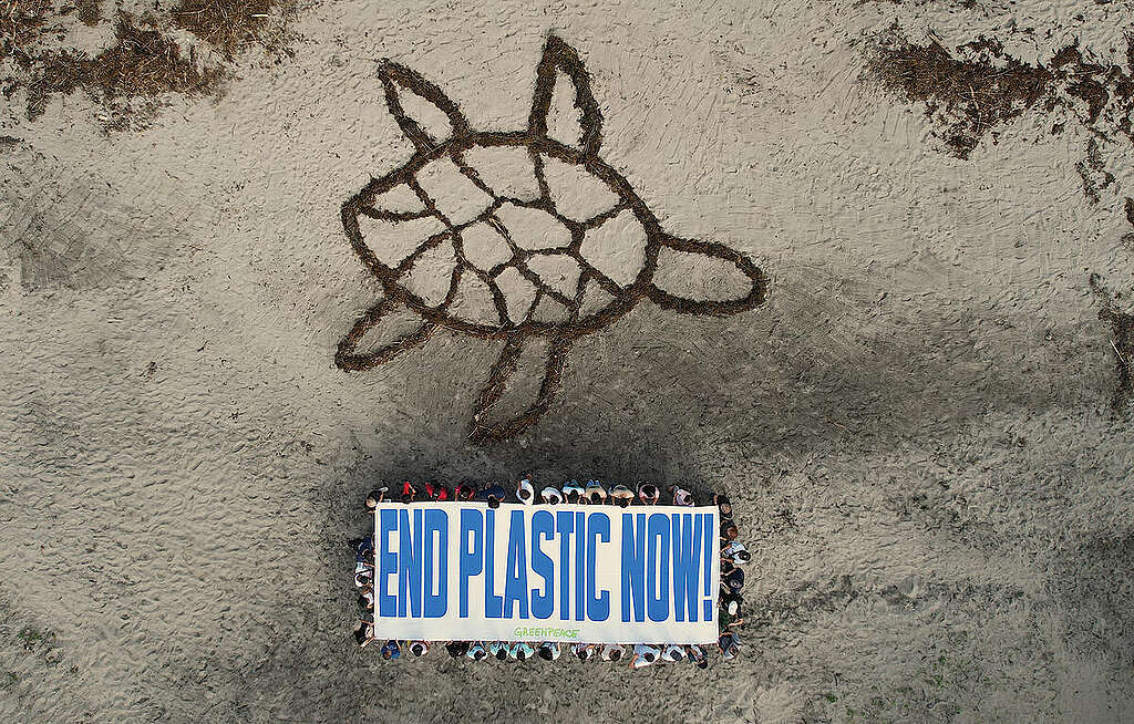 Greenpeace Philippines, together with Young Earth Savers, Koalisyon Isalbar ti Pintas ti La Union, Dalumpinas Oeste Eco Rangers, San Juan Resort Restaurant Hotel Association Inc., and communities in La Union, unfurl a giant banner on the shorelines of Urbiztondo, La Union, with a bold message to world leaders to “END PLASTIC NOW.”  © Noel Celis / Greenpeace© Noel Celis / Greenpeace