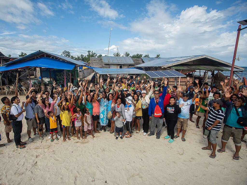 Solar Installation in Inanuran Island, Bohol. © Geric Cruz / Greenpeace