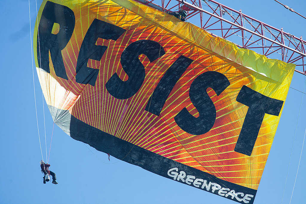 Resist Trump Banner Action in Washington D.C. © Kate Davison / Greenpeace