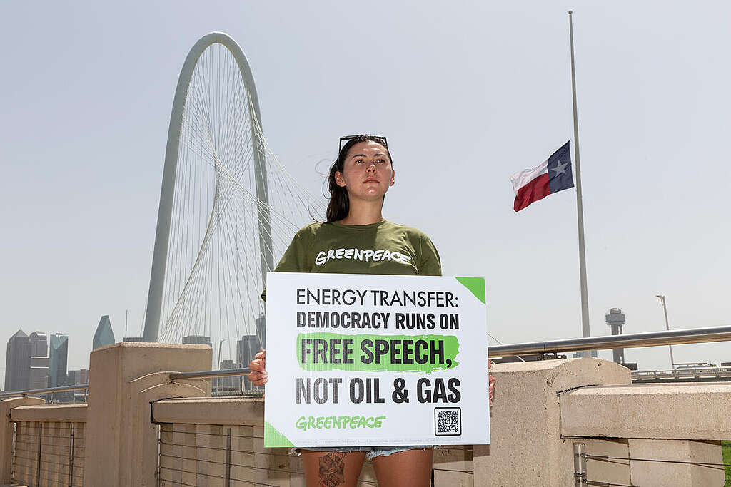 Free Speech Message Delivered to Energy Transfer in Dallas. © Laura Buckman / Greenpeace