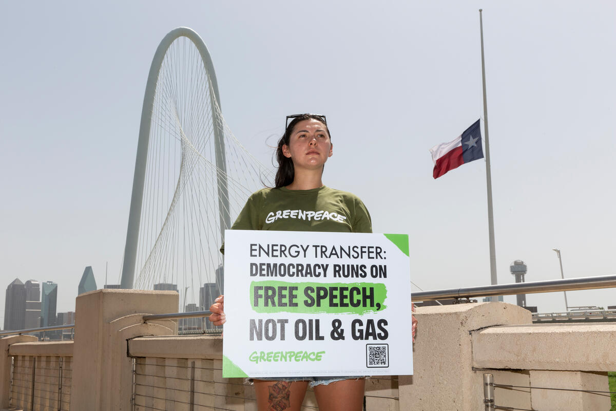 Free Speech Message Delivered to Energy Transfer in Dallas. © Laura Buckman / Greenpeace