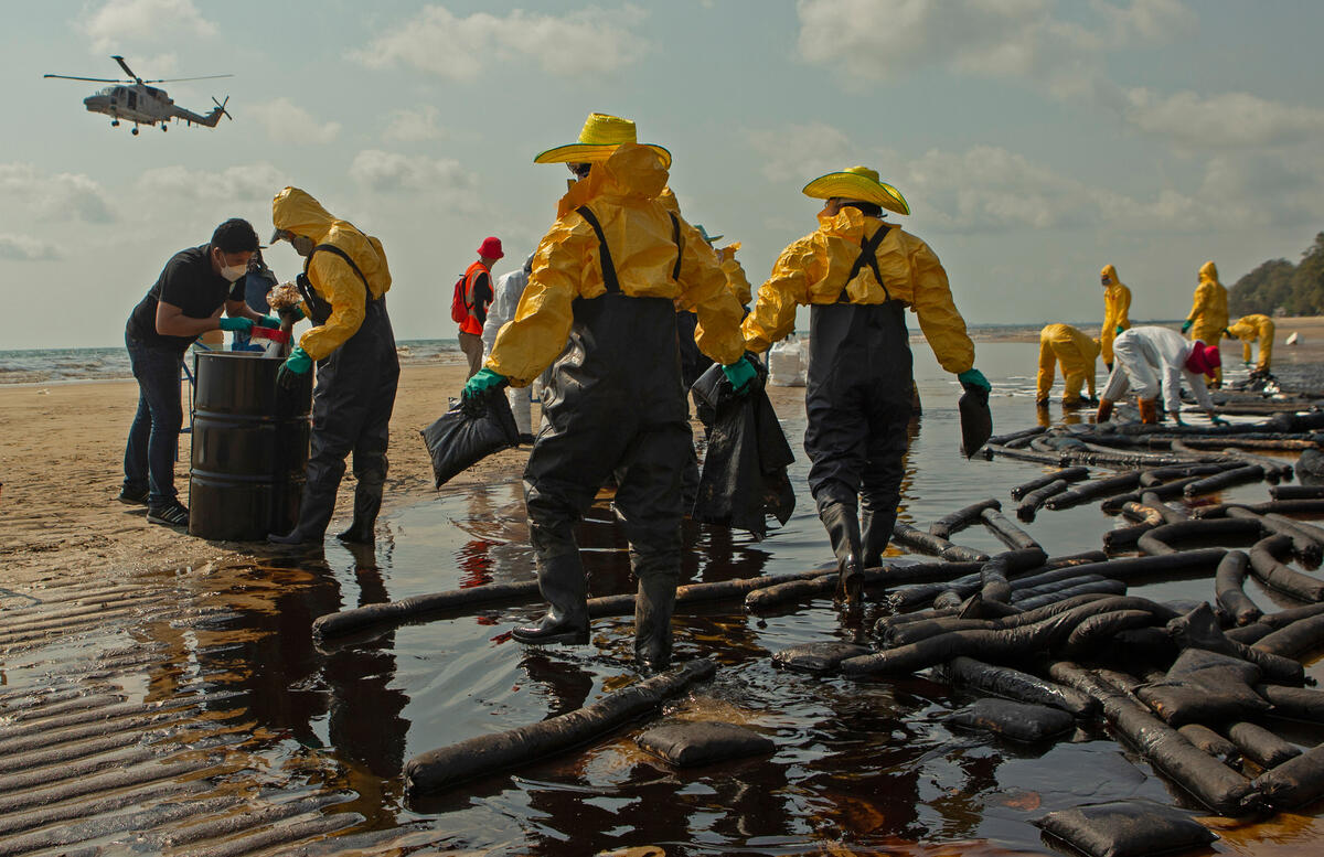 Oil Spil in Rayong, Thailand. © Chanklang  Kanthong / Greenpeace