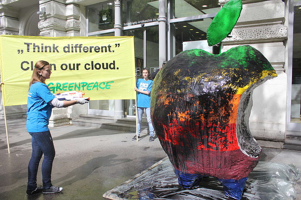 iCloud Action at Apple Store in Budapest. © Anna  Veljanovich  / Greenpeace