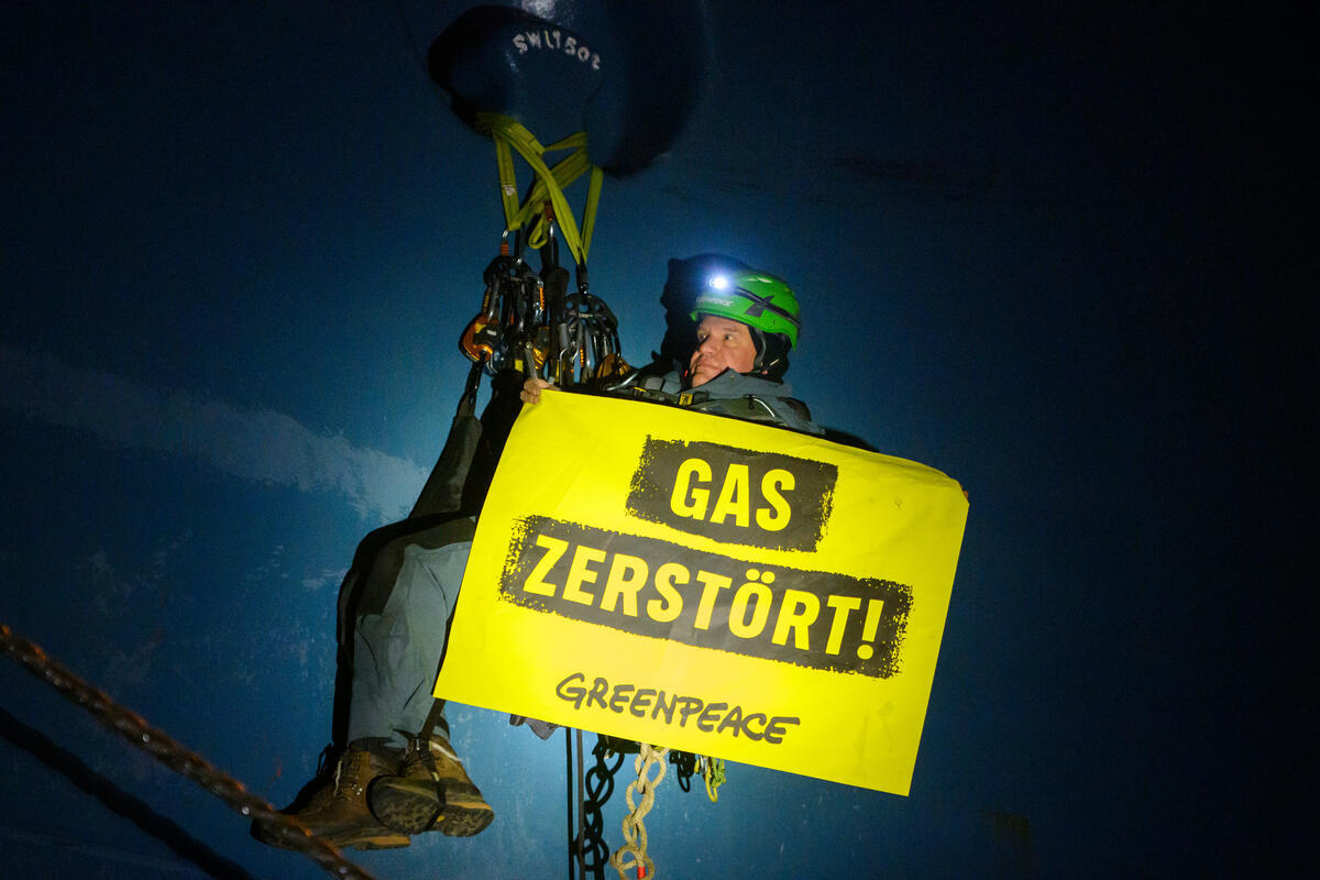 protest against liquefied natural gas imports. © Greenpeace