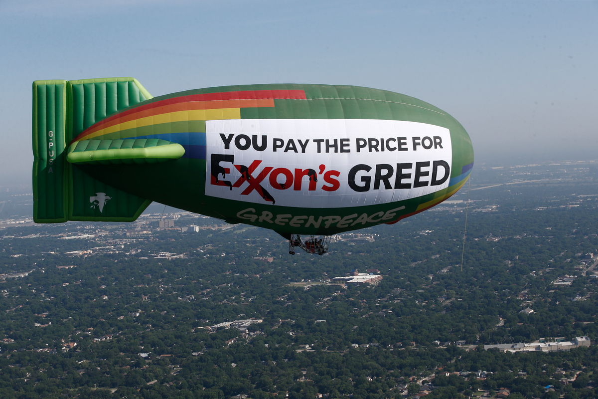 Airship Message for Exxon Meeting in Dallas. © Mike Stone / Greenpeace