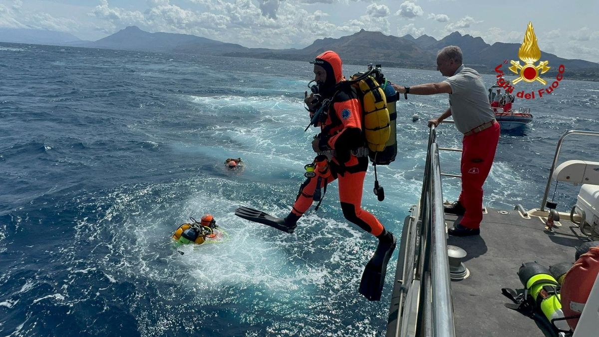 ​Divers operate in the sea to search for the missing, including British entrepreneur Mike Lynch, after a luxury yacht sank off Sicily, Italy August 19, 2024. 