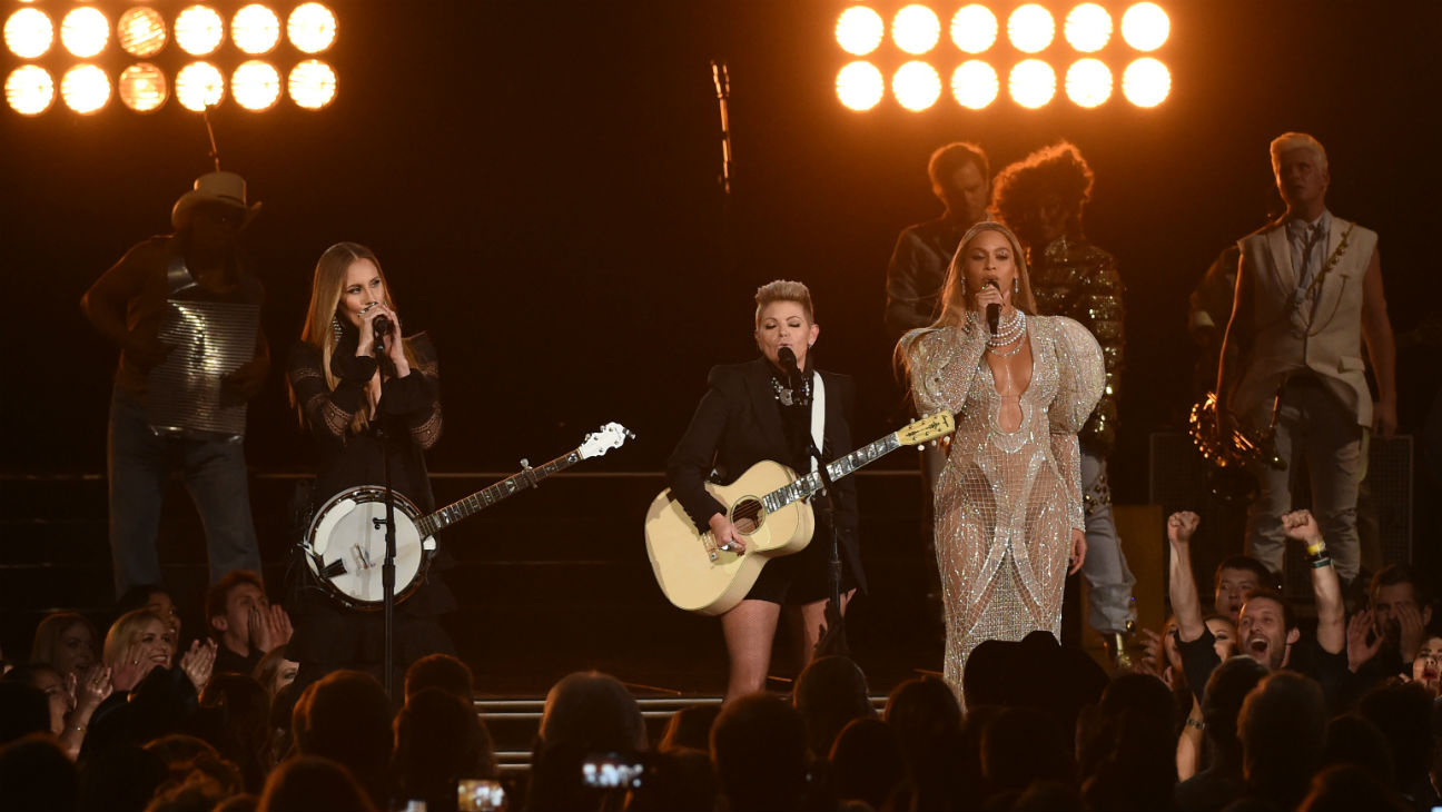 CMA Awards: Beyonce and Dixie Chicks Perform "Daddy Lessons" Duet