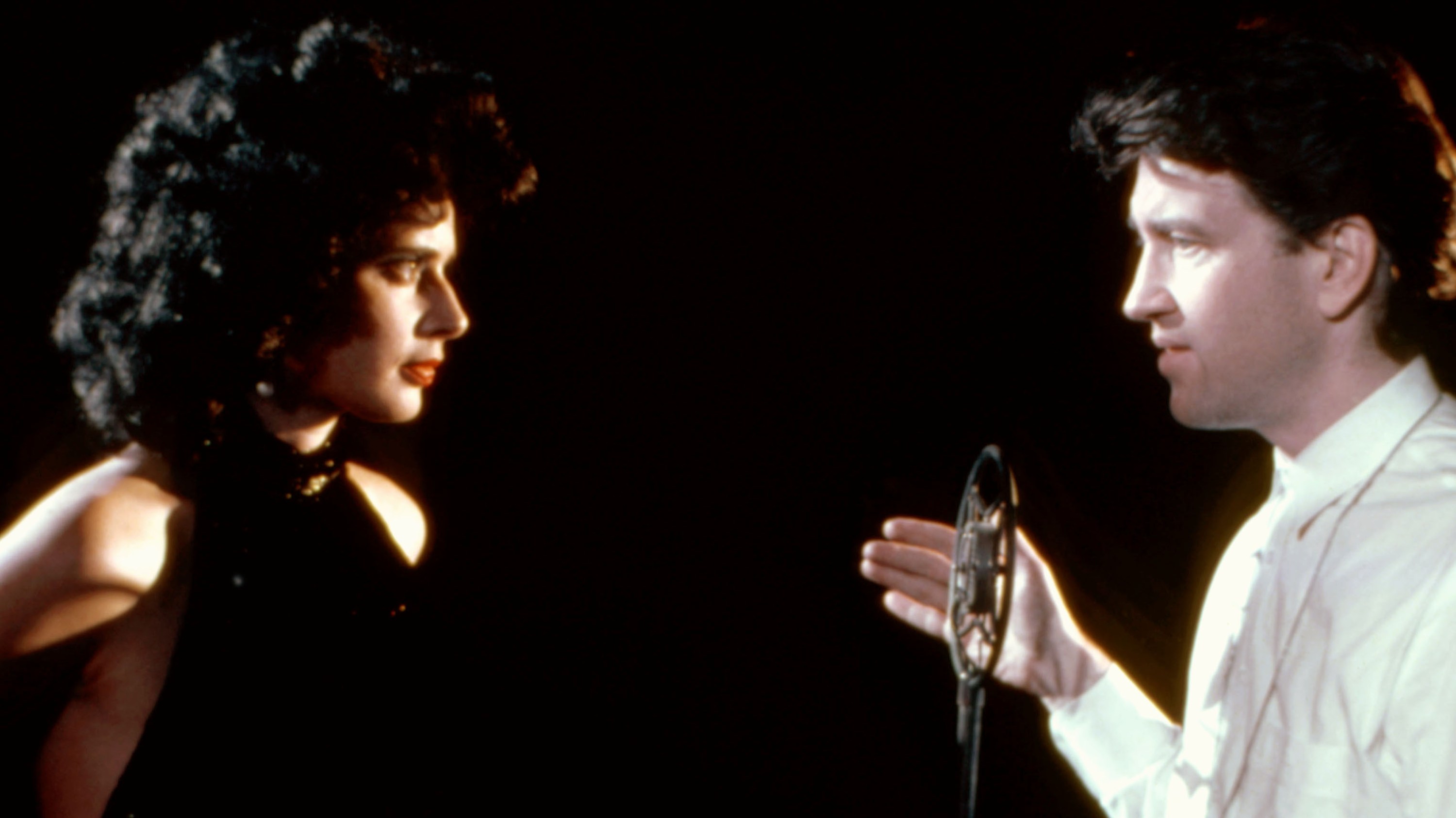 BLUE VELVET, Isabella Rossellini, David Lynch on set, 1986, (c)De Laurentiis Entertainment Group/courtesy Everett Collection