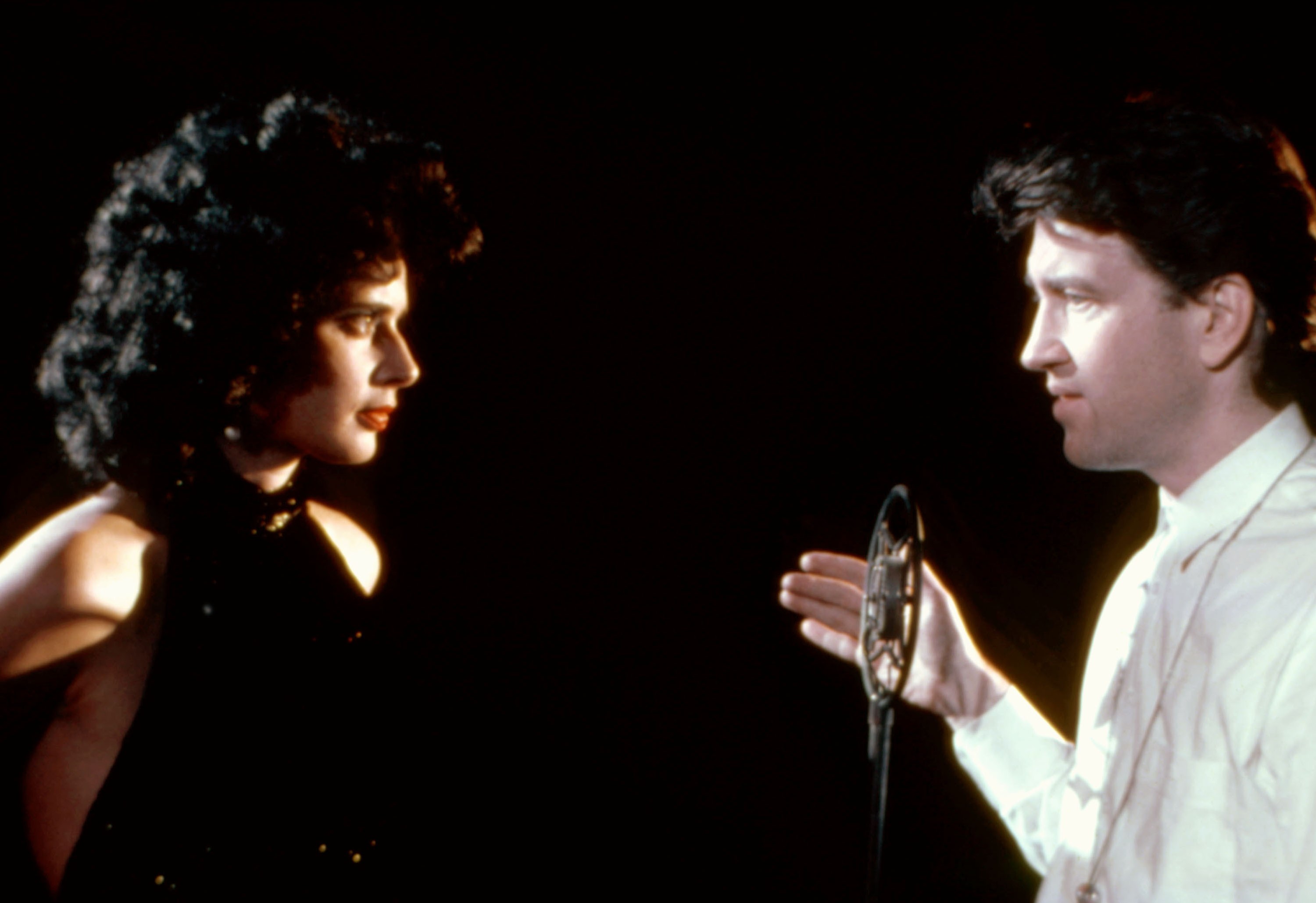 BLUE VELVET, Isabella Rossellini, David Lynch on set, 1986, (c)De Laurentiis Entertainment Group/courtesy Everett Collection