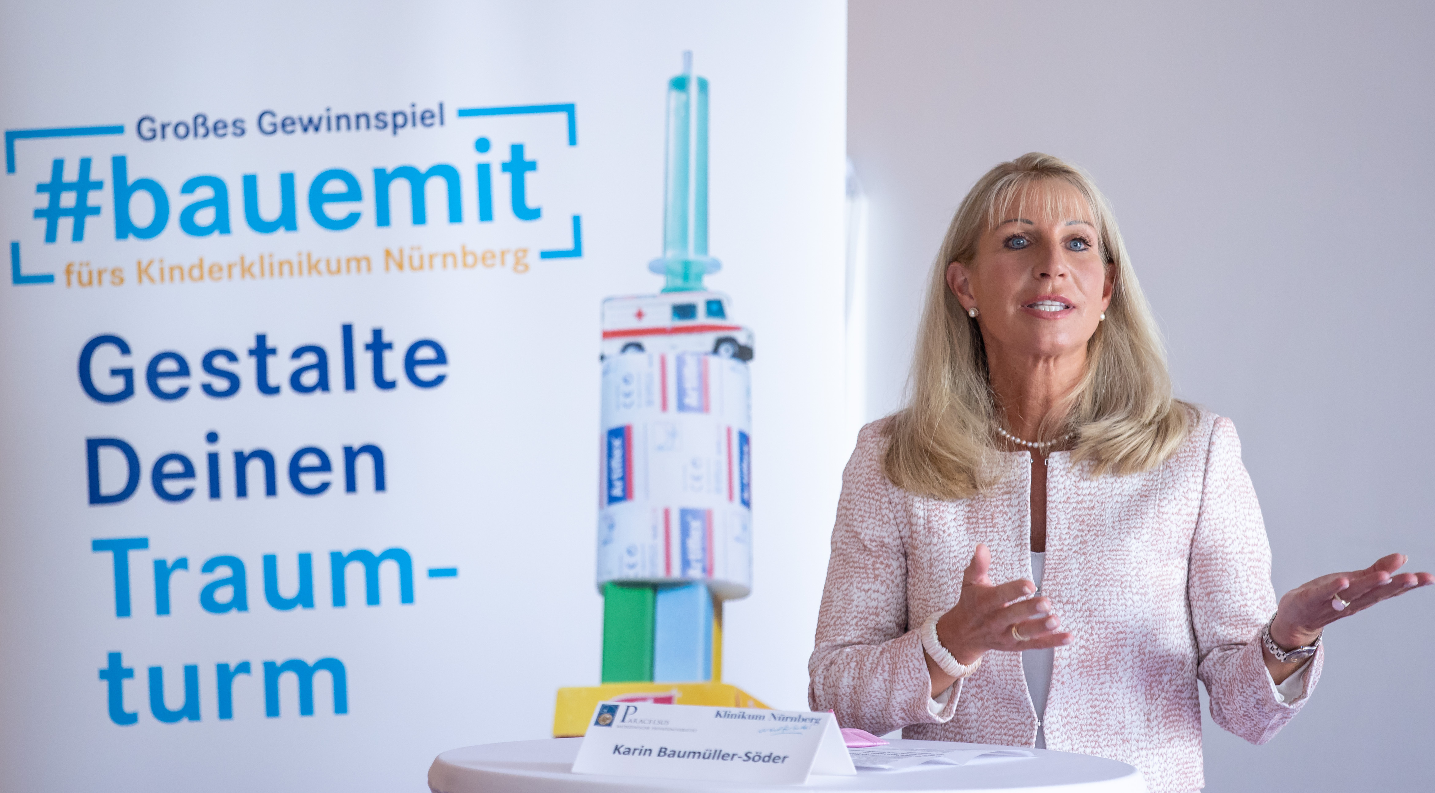 Karin Baumüller-Söder, Unternehmerin und Schirmherrin des Neubauprojekts Kinderklinikum Nürnberg, spricht während einer Pressekonferenz über das Projekt. Für das neue Kinderklinikum konnten mehr als 40 Prozent der Kinderwünsche in den Plänen berücksichtigt werden. Rund 30 Prozent der übrigen Wünsche könnten ebenfalls noch erfüllt werden, dafür sind jedoch noch Spenden notwendig wofür Baumüller-Söder zusammen mit Botschafterinnen und Botschaftern wirbt.