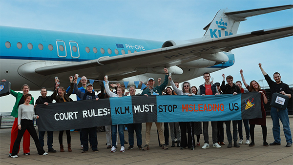 Supporters celebrating after Fossielvrij's win against KLM. Photo: Hermen van de Waal/Fossielvrij NL