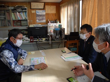 渡部代表（左）と愛媛県拠点との意見交換の様子