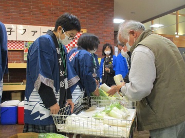 お客さんへ生徒らが育てた野菜を熱心に説明する様子