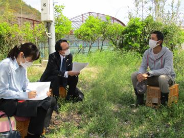 意見交換を行う向井氏（右）と小野寺地方参事官（中央）