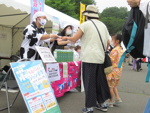 大人気の牛乳券は30分で配布終了