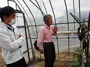 説明をされる奈良岡一美氏（中央）