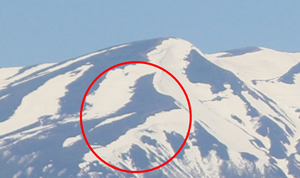 田植えの時期を告げる鳥海山の残雪「種まきじいさん」（赤丸）袴をはいた姿で、手にはざるをもっているような・