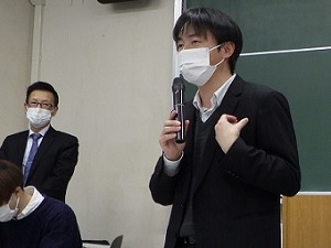 討論会の総評を行う山大農学部藤科教授 （右）と佐々木地方参事官