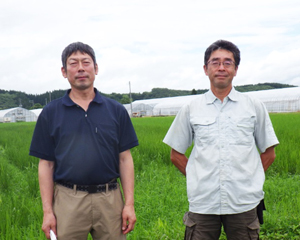 石井 昭一氏(左)、渡部 陽一氏(右) 有機栽培米圃場前