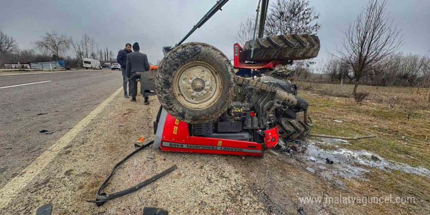 Kastamonu’da minibüsle çarpışan traktör devrildi: 3 yaralı