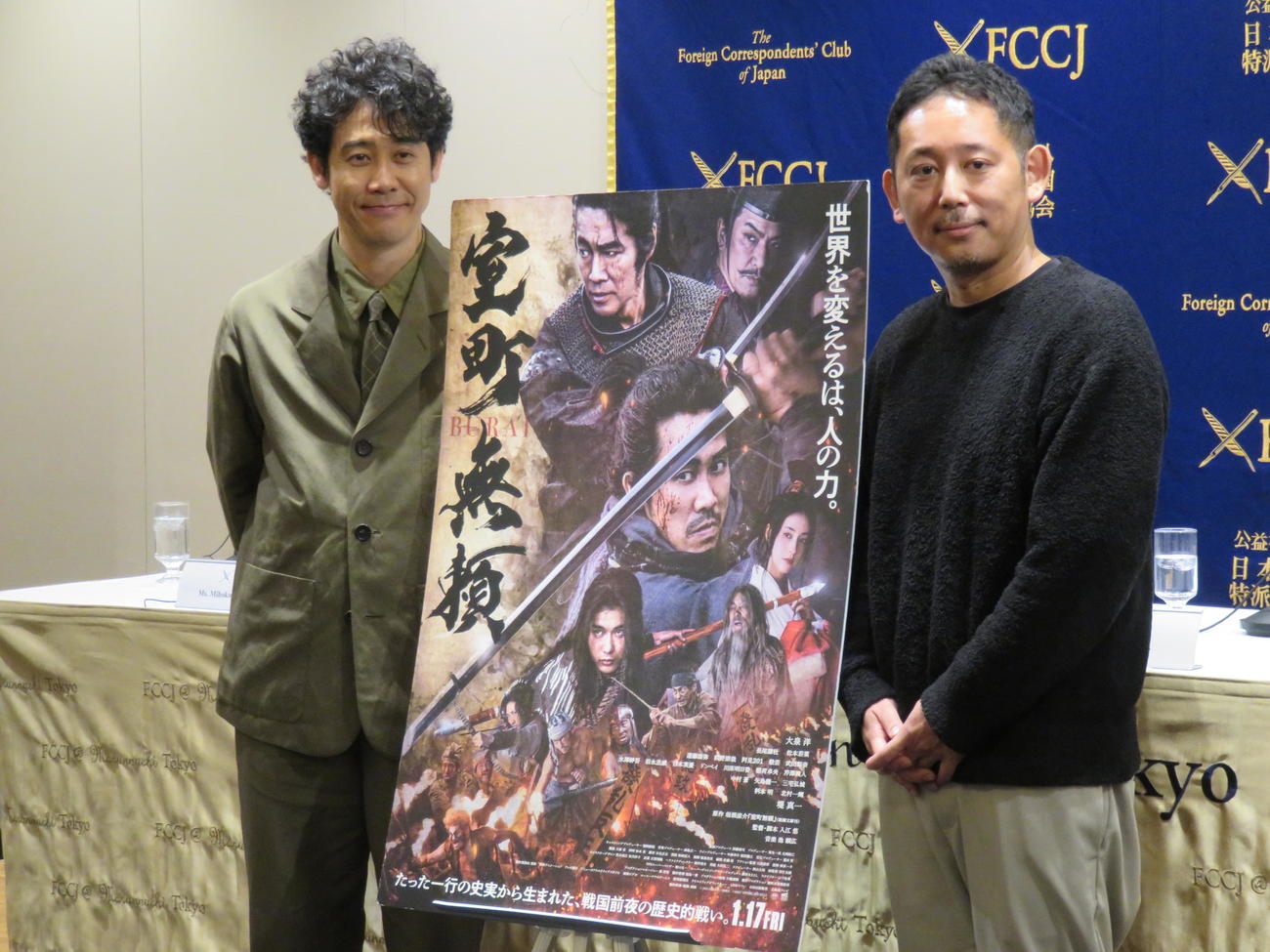 主演映画「室町無頼」について会見を行った大泉洋（左）と入江悠監督