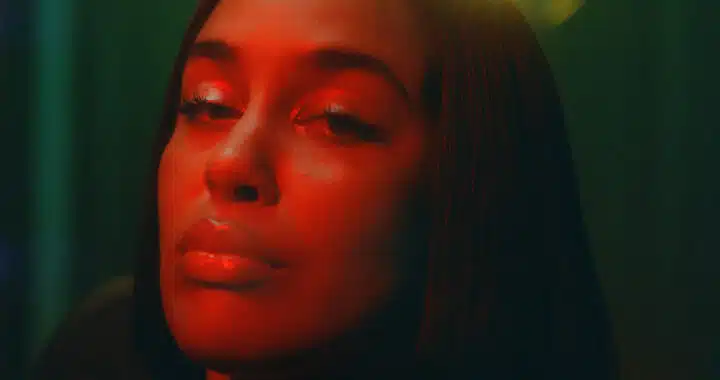 Jorja Smith Charms with ‘Falling or Flying’