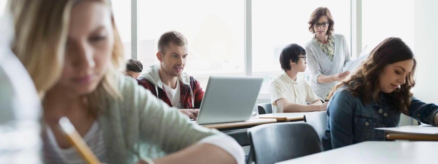 Profesor enseñando a un aula de estudiantes