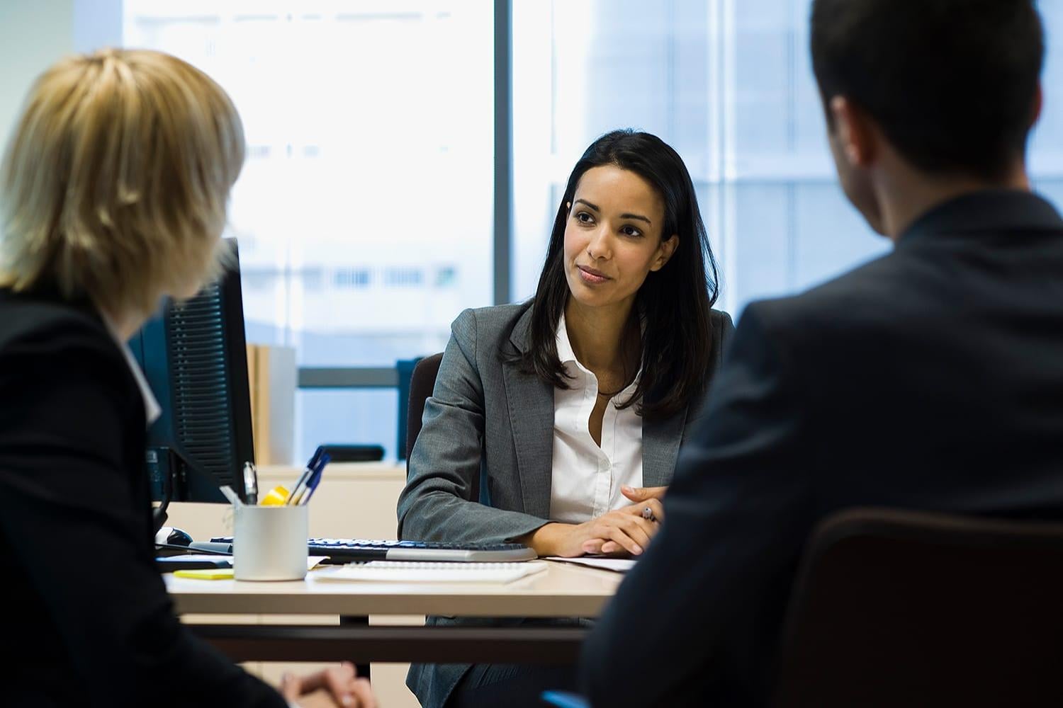 Femme cadre s'adressant à son équipe