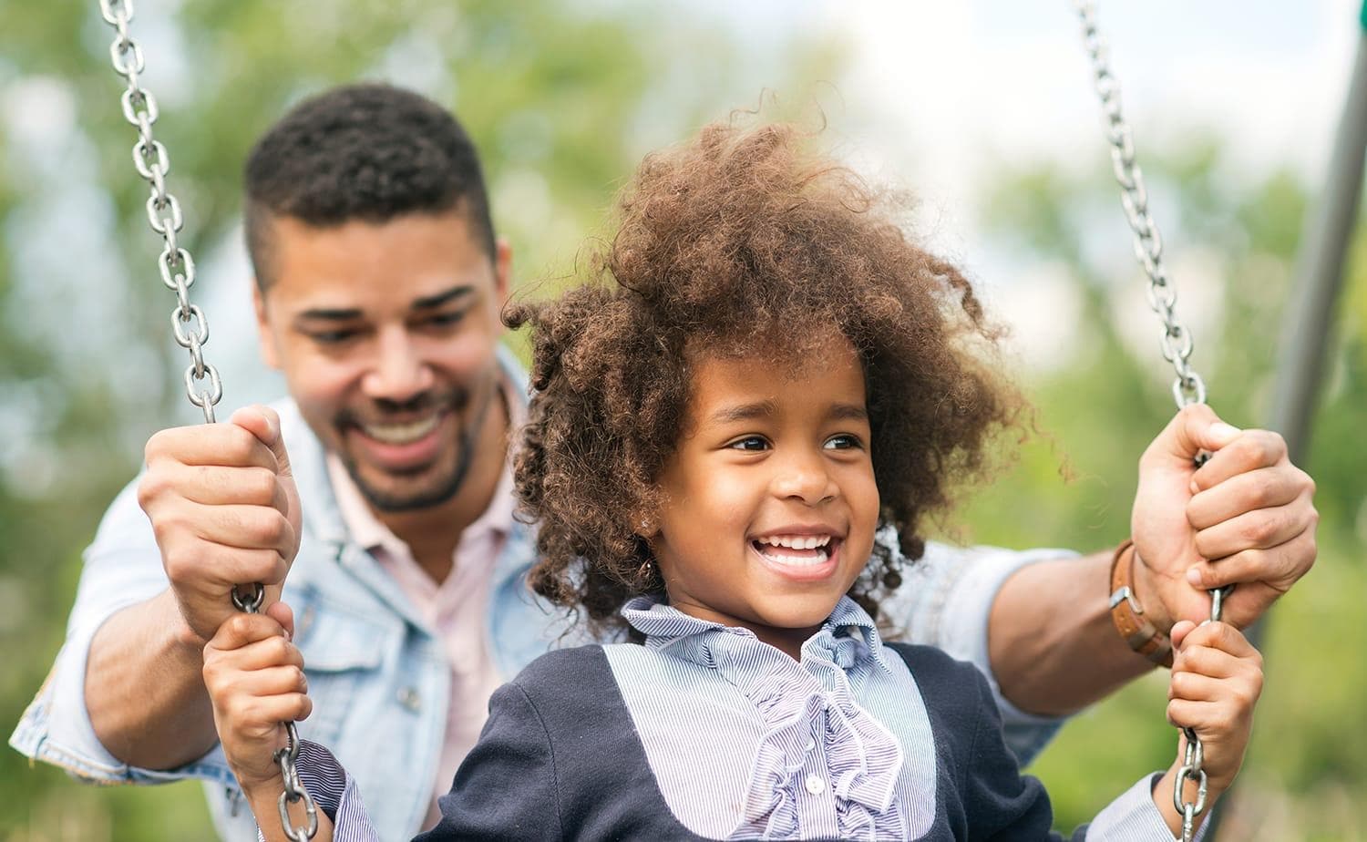 Père et fille s'amusant au parc