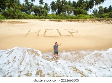 Hombre atascado en una isla deshabitada, inscripción AYUDA en la arena. Un sobreviviente solitario parado en el agua en una playa tropical desierta pide ayuda. Concepto de personas varadas perdidas, cascadas, islas marítimas y sos.