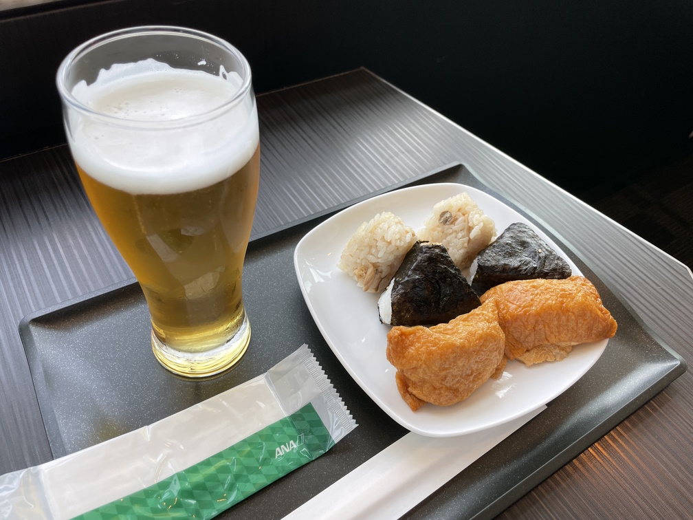 ANA SUITE LOUNGEでの朝食とビール