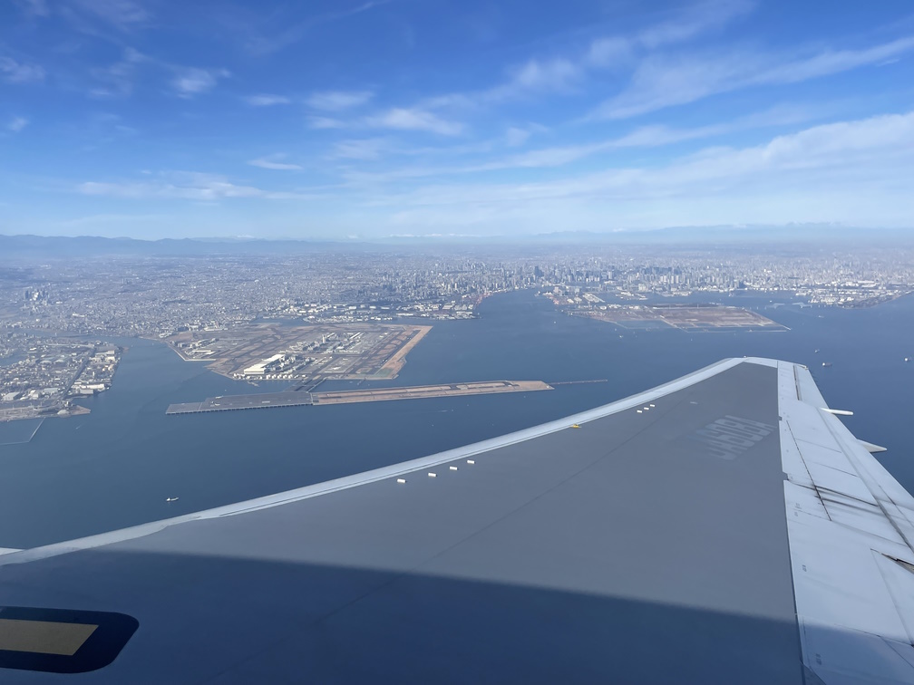 機上から羽田空港を望む