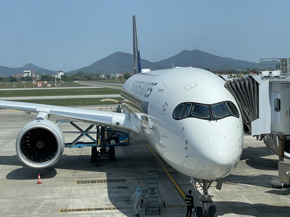 ハノイ国際空港に到着したA350-900 SQ192便