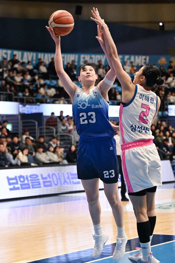 What is the meaning of Shinhan Bank's Hong Yoo-soon's record of double-double in three consecutive games for the first time as a rookie?