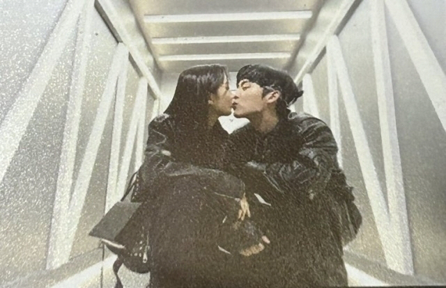  Moon Ga-young ♥ Choi Hyun-wook's kiss photo was leaked..He's not promoting us