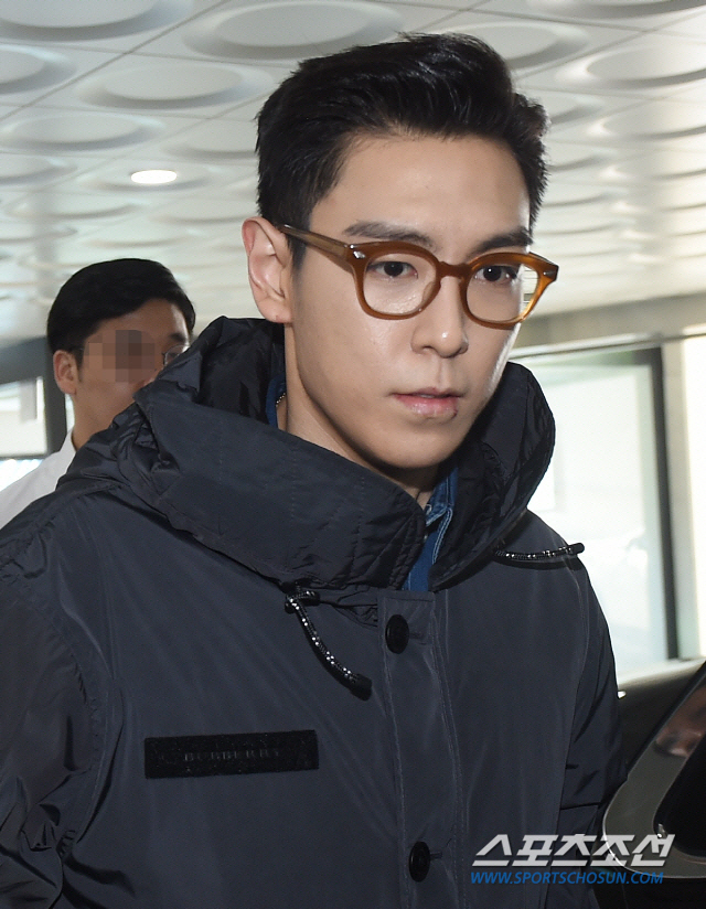 Top meets with reporters today (15th) to break through the controversy over drug and human connection casting and acting skills. 