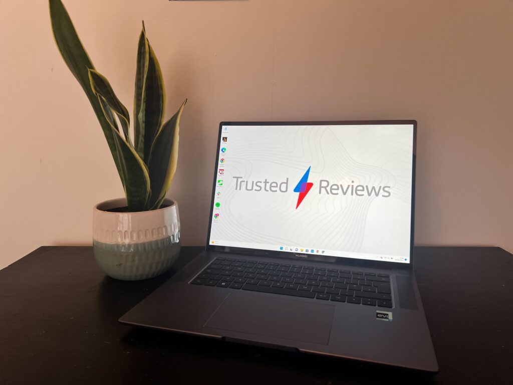 TR background and screen of the Huawei MateBook 16s